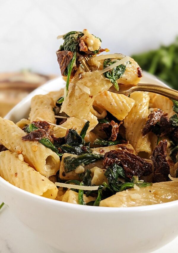 Creamy Garlic Rigatoni with Spinach and Sun-Dried Tomatoes
